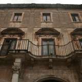 E� a pianta rettangolare e l�imponente corpo centrale � costituito dal portale ad arco a tutto sesto, delimitato da alte colonne e da lesene che sostengono un balcone mistilineo 